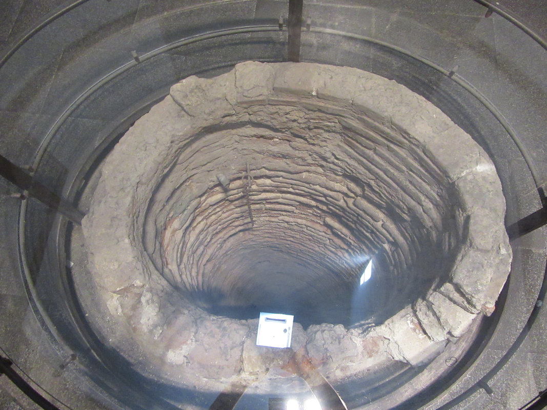 Der Brunnen, aus dem Isidor wundersamer Weise seinen Sohn rettete, ist heute im Museumsgebäude erhalten