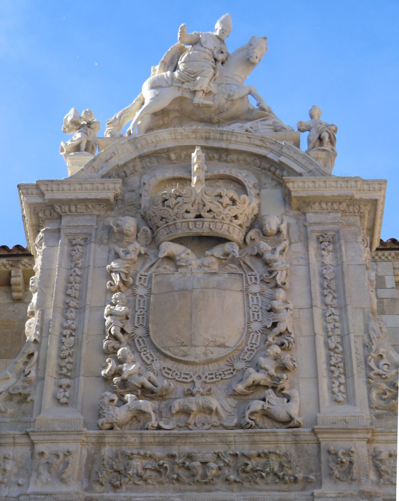 Giebel des „Tores des Lammes”: Isidor im Kampf gegen die Mauren, 18. Jahrhundert, an der Basilika San Isidoro in León