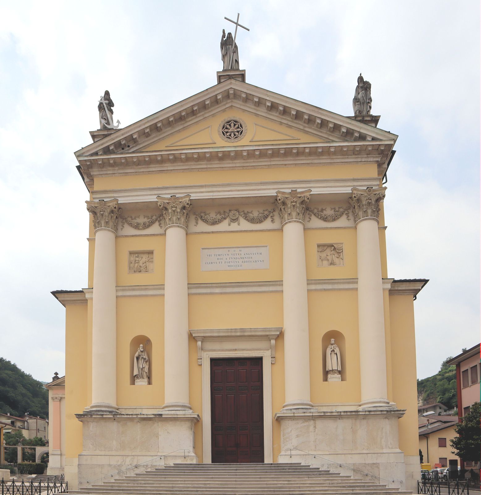 Die mächtige Kirche in Chiampo