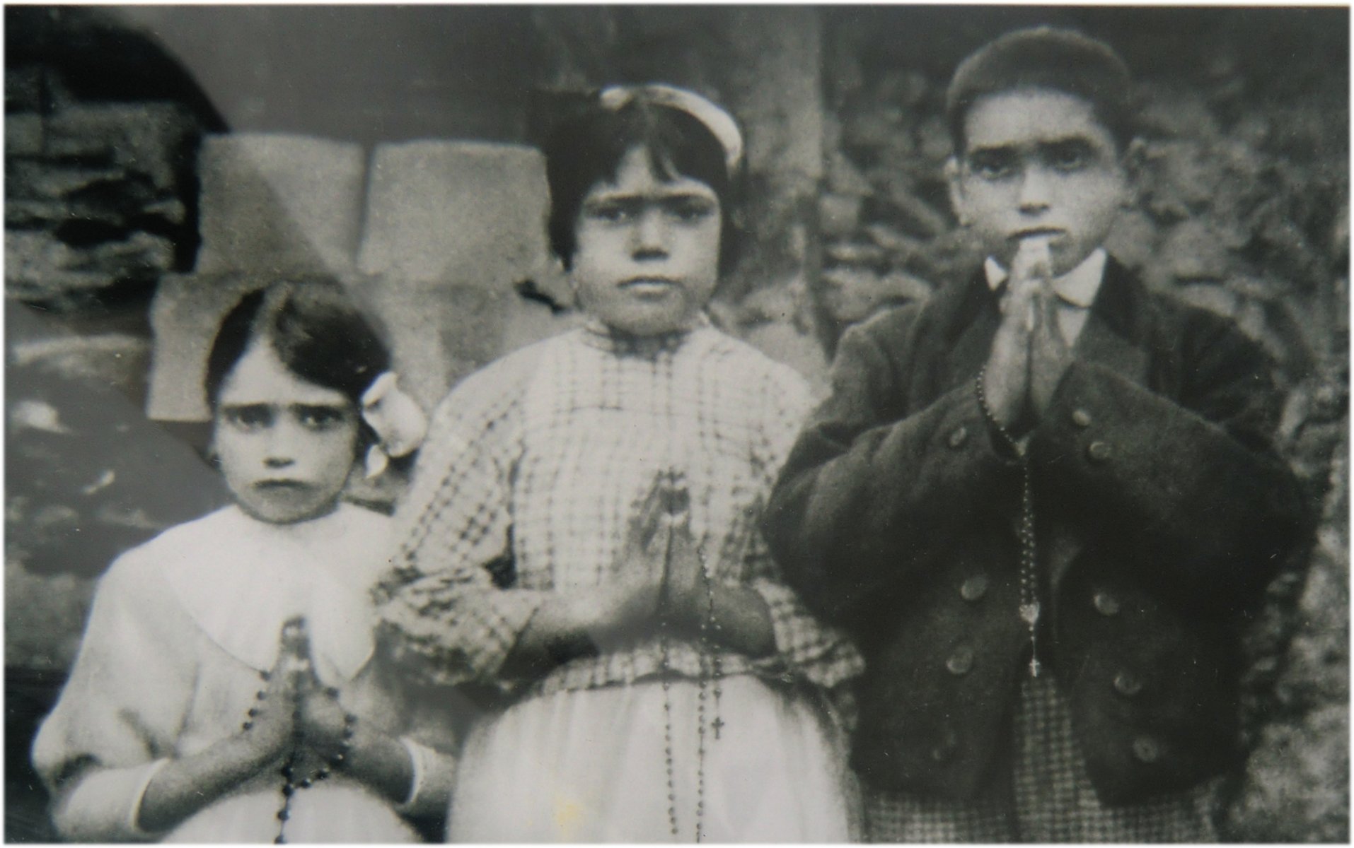 Jacinta Marto (links), ihre Kusine Lucia de Jesus und ihr Bruder Franziskus, aufgenommen von zur Zeit der Erscheinungen, Foto im Informationszentrum des Santuarios