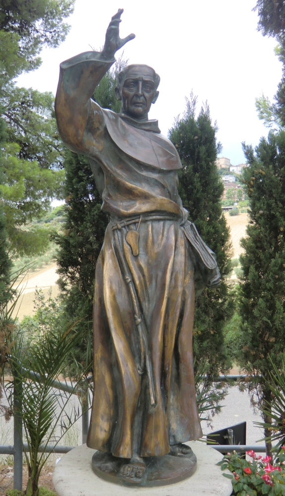 Antonio Domizi: Statue, 2001 - aus Anlass der Rückkehr seiner Reliquien, vor dem Jakob gewidmeten Santuario in Monteprandone