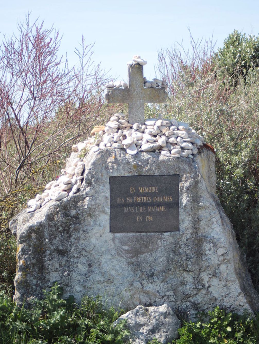 Gedenkstein für die 254 Priester auf der Île Madame bei Rochefort