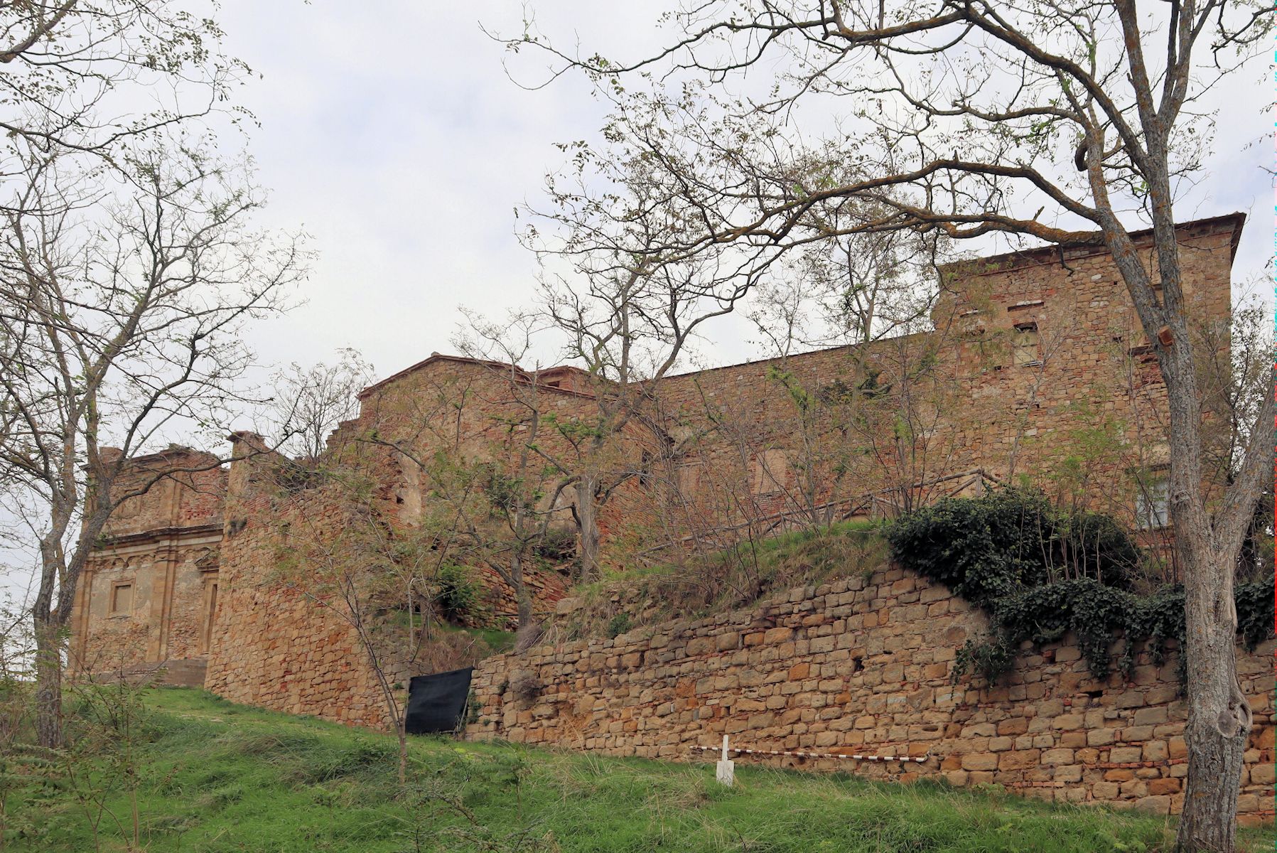 Ruine des Klosters Santi Giusto e Clemente bei Volterra