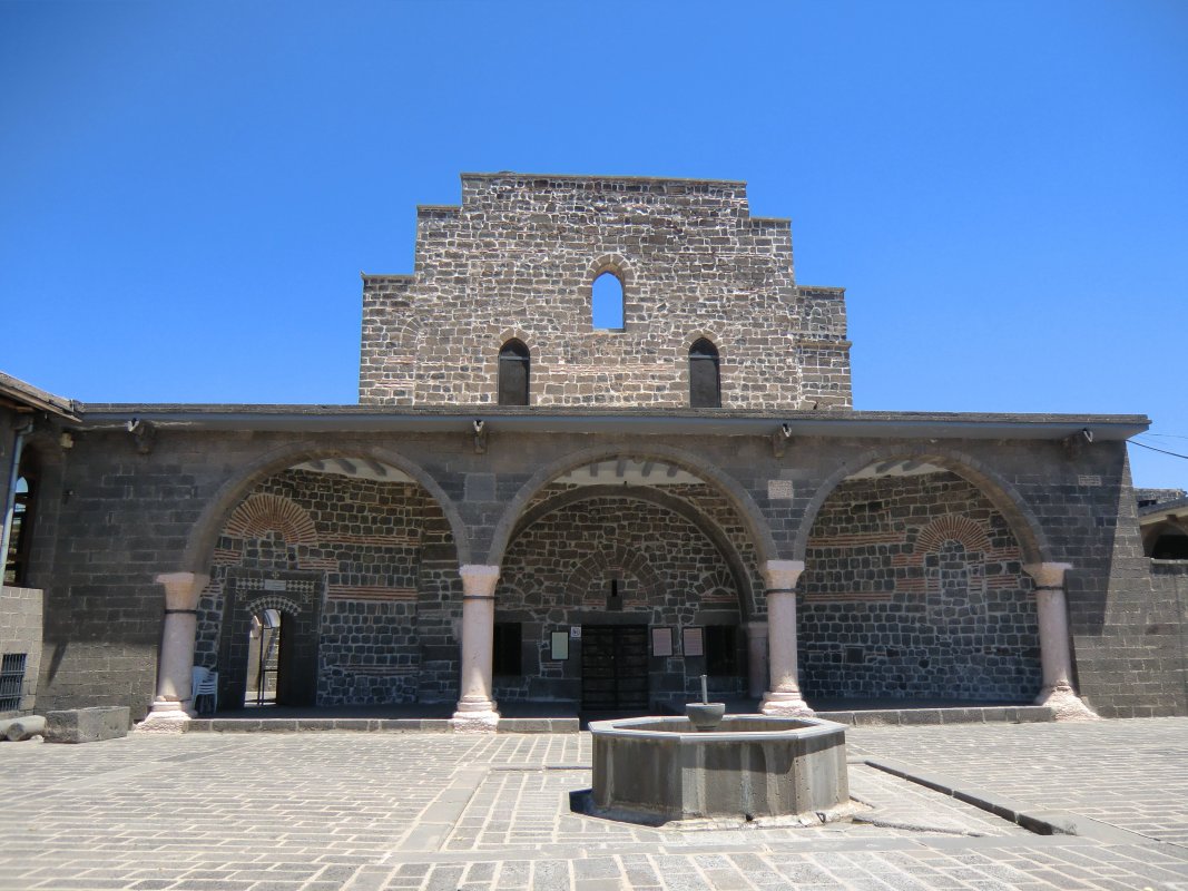 Syrisch-Orthodoxe „Meryem Ana”-Kirche, „Kirche der Gottesmutter”, mit dem Grab von Jakob in Diyarbakır, erbaut im 3. Jahrhundert, 1297 nach einem Erdbeben erneuert, 1689/1719 restauriert, Sitz des Patriarchen von Antiochia - dem heutigen Antakya / Hatay - von 1034 bis 1933, 2004/2005 renoviert