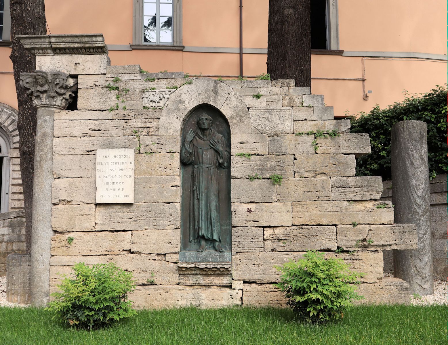 Denkmal für Jakob, wohl an der Stelle seines Geburtshauses in Todi