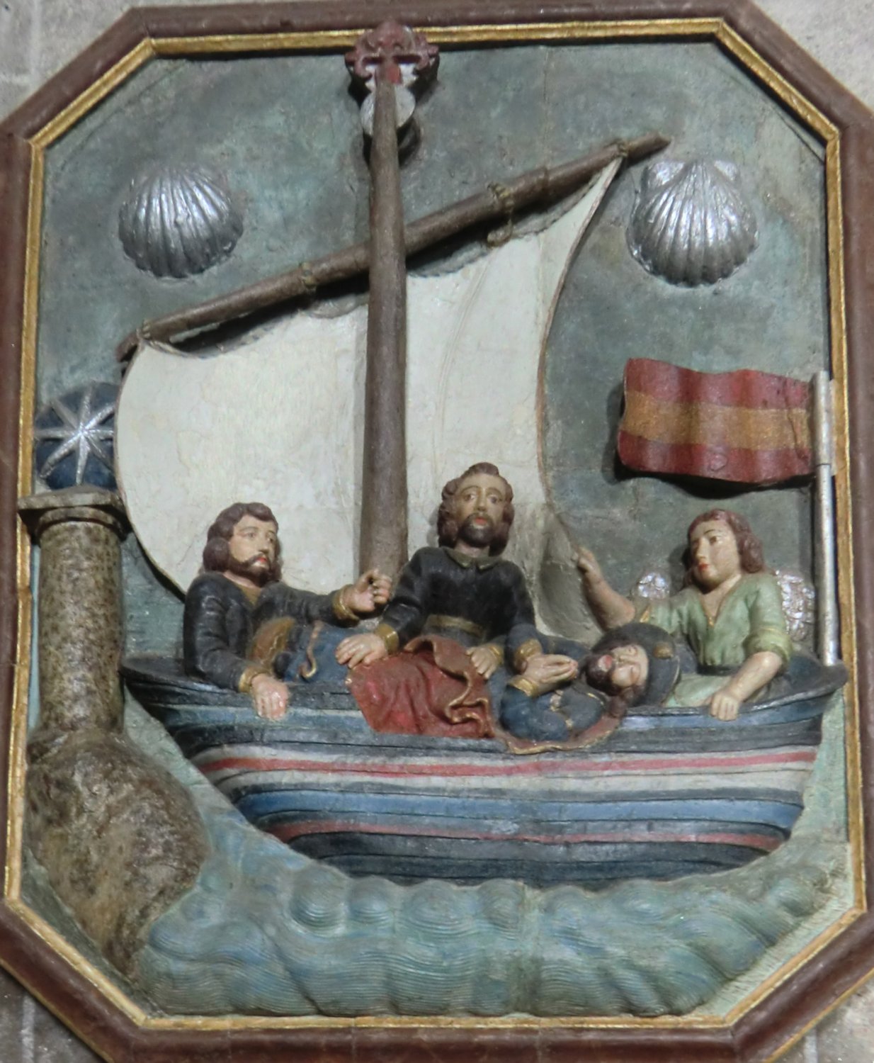 Relief: Jakobus' Schüler Theodor und Athanasius bringen seinen Leichnam nach Spanien, 16./17. Jahrhundert, in der Kirche Santiago Apostolo in Padrón