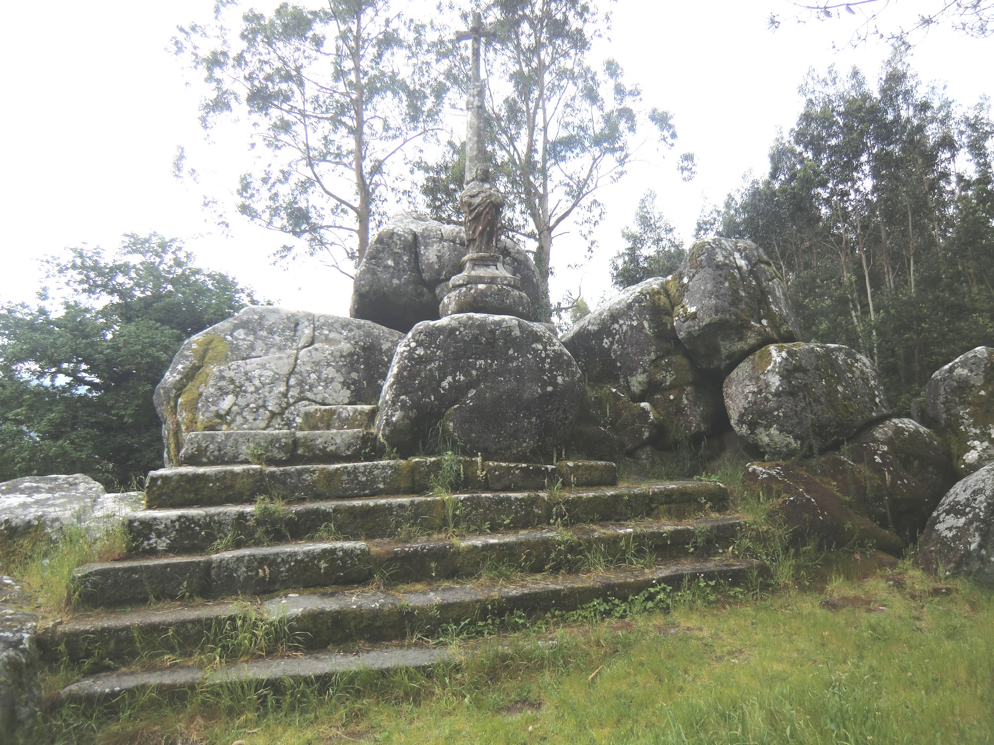 Oberhalb der Landungsstelle in Padrón predigte Jakobus der Überlieferung zufolge auf diesen Felsen den einheimischen Heiden und ließ mit seinem Stab eine heilkräftige Quelle entspringen; daneben wurde die Einsiedelei Santiaguiño do Monte errichtet, die im 15. Jahrhundert erneuert wurde; an diesem Ort stand zuvor ein vorchristliches, 301 bezeugtes Heiligtum