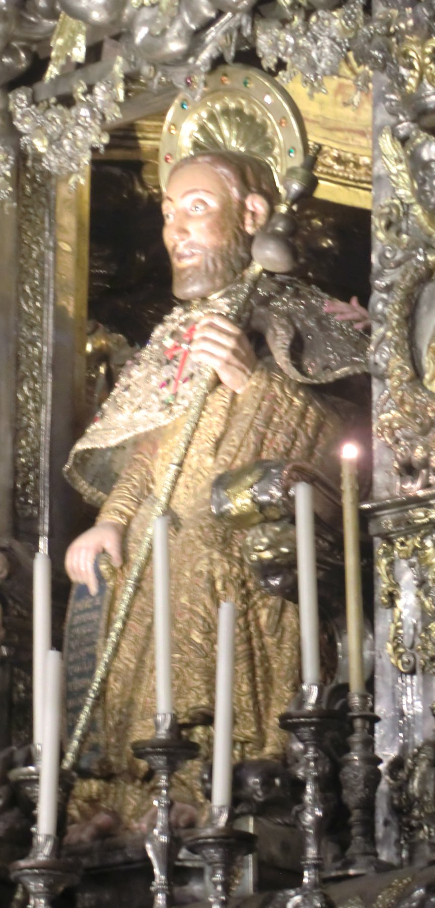 Statue am Hochaltar in der Kathedrale in Santiago de Compostela - das Ziel der Pilger, die über eine Treppe steigen und den Kopf von hinten berühren können