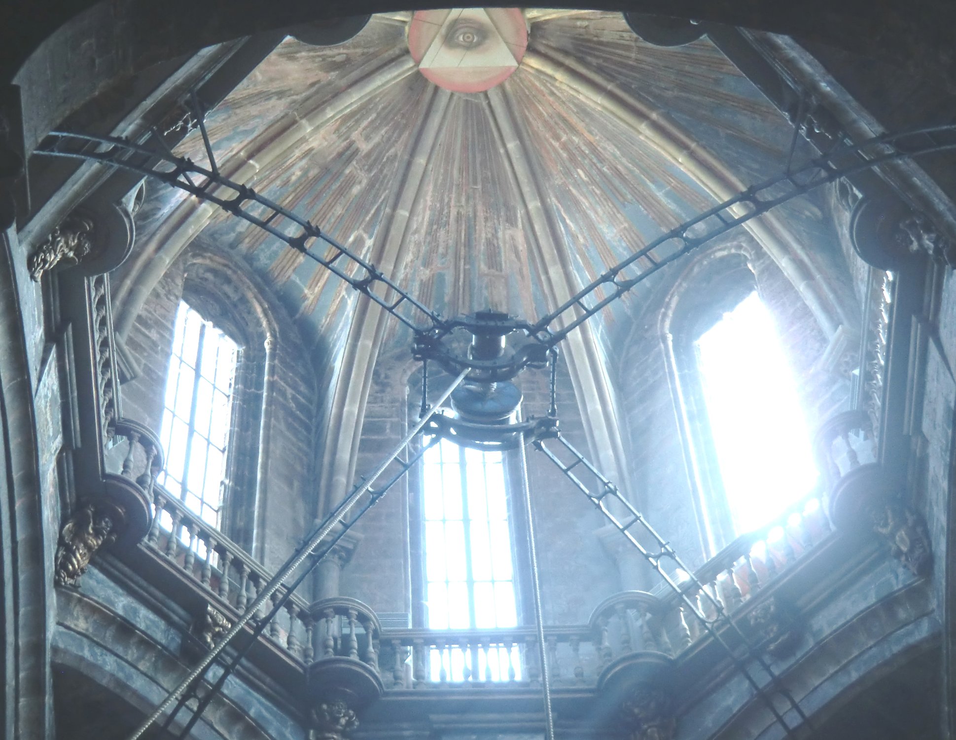 Kuppel der Kathedrale in Santiago de Compostela mit der Mechanik für das Schwenken des Weihrauch-Kessels
