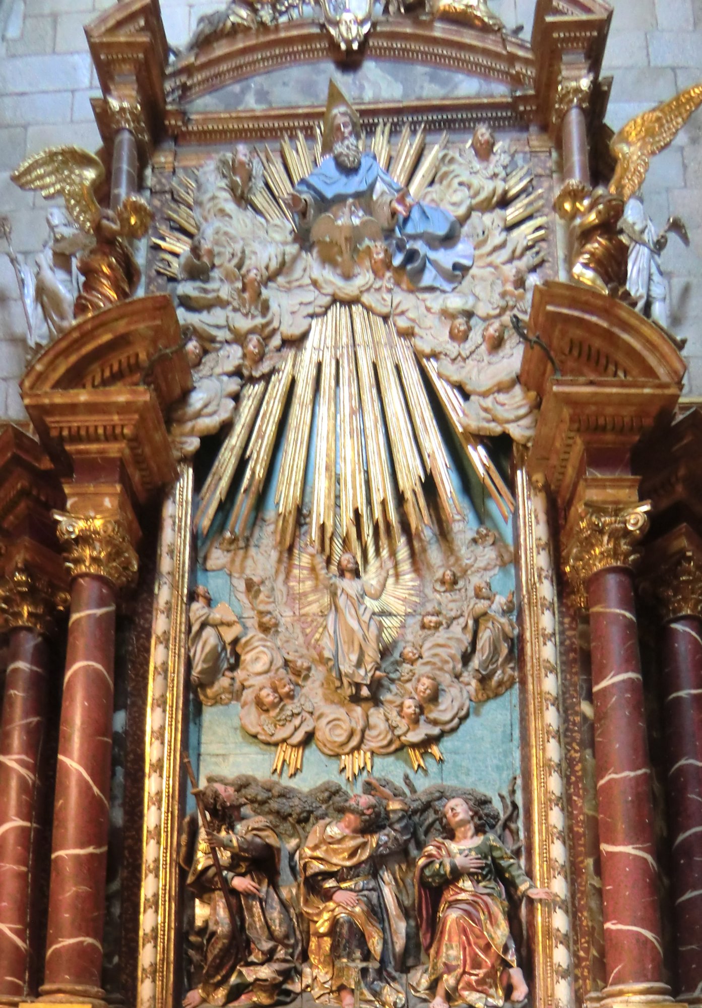 Statue: Jakobus sitzend und gekrönt, um 1250, im Museum der Kathedrale in Santiago de Compostela