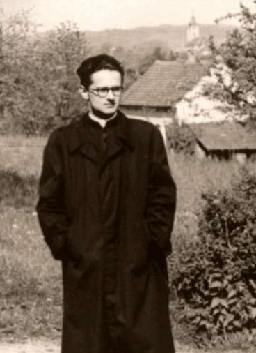 Janosch Brenner als Priester