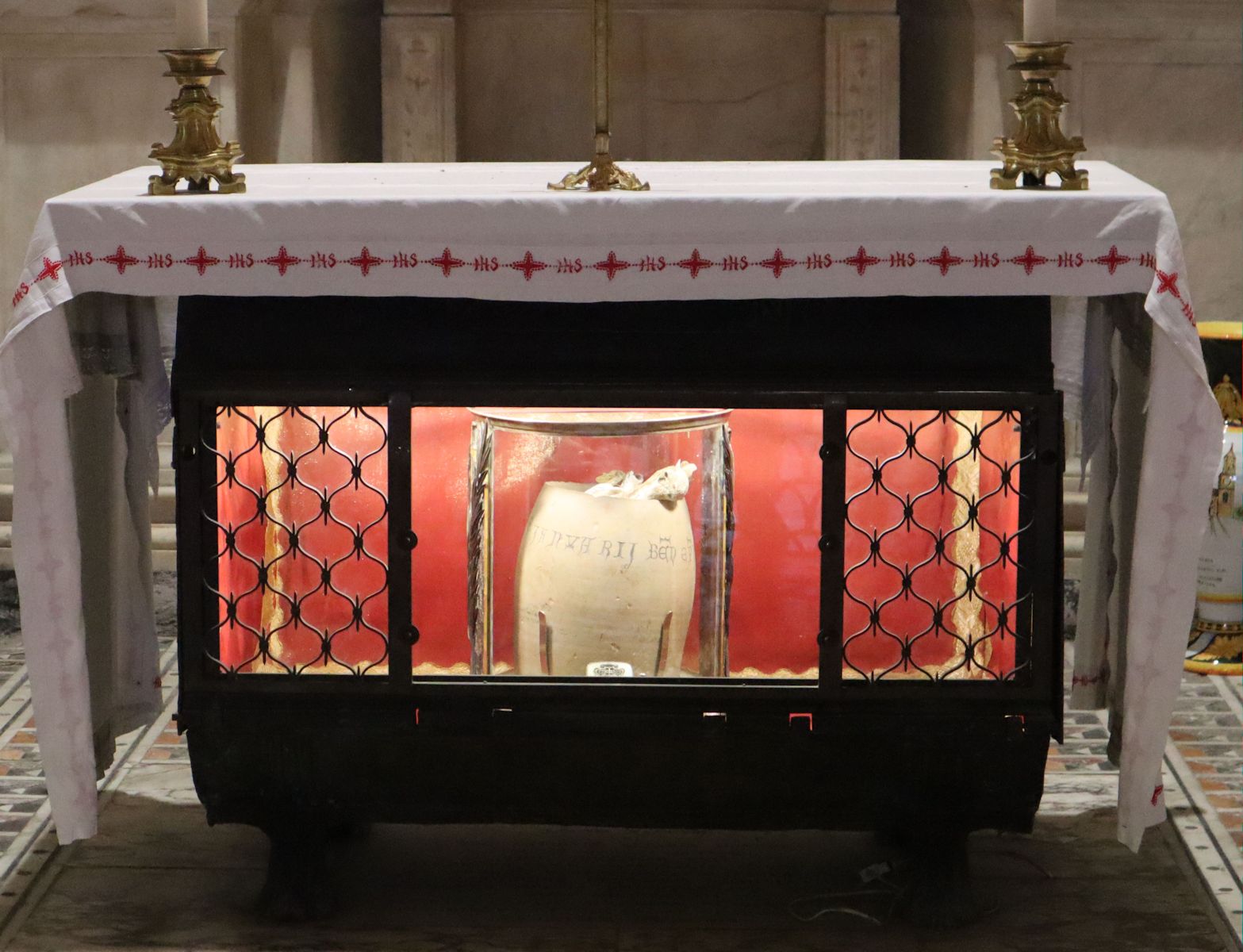 Januarius' Reliquien inn der „Succorpo-Kapelle„, der Krypta der Kathedrale in Neapel