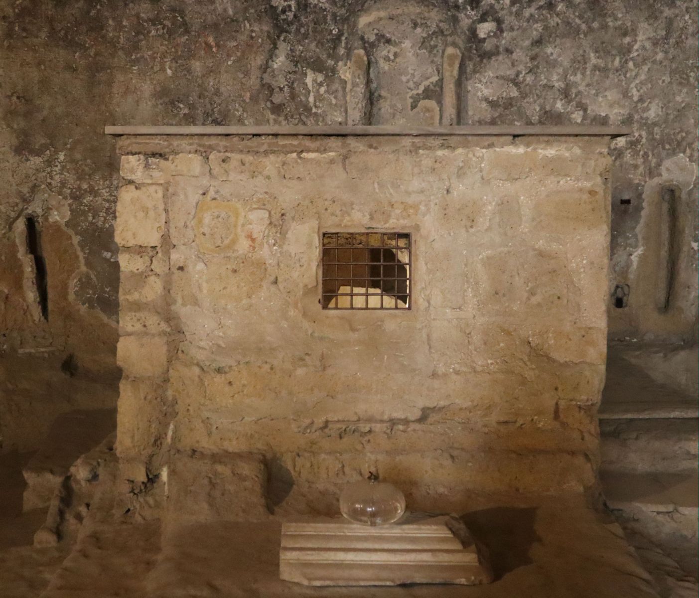 Altar, an dem Januarius verehrt wurde, in den unteren Katakomben San Gennaro in Neapel