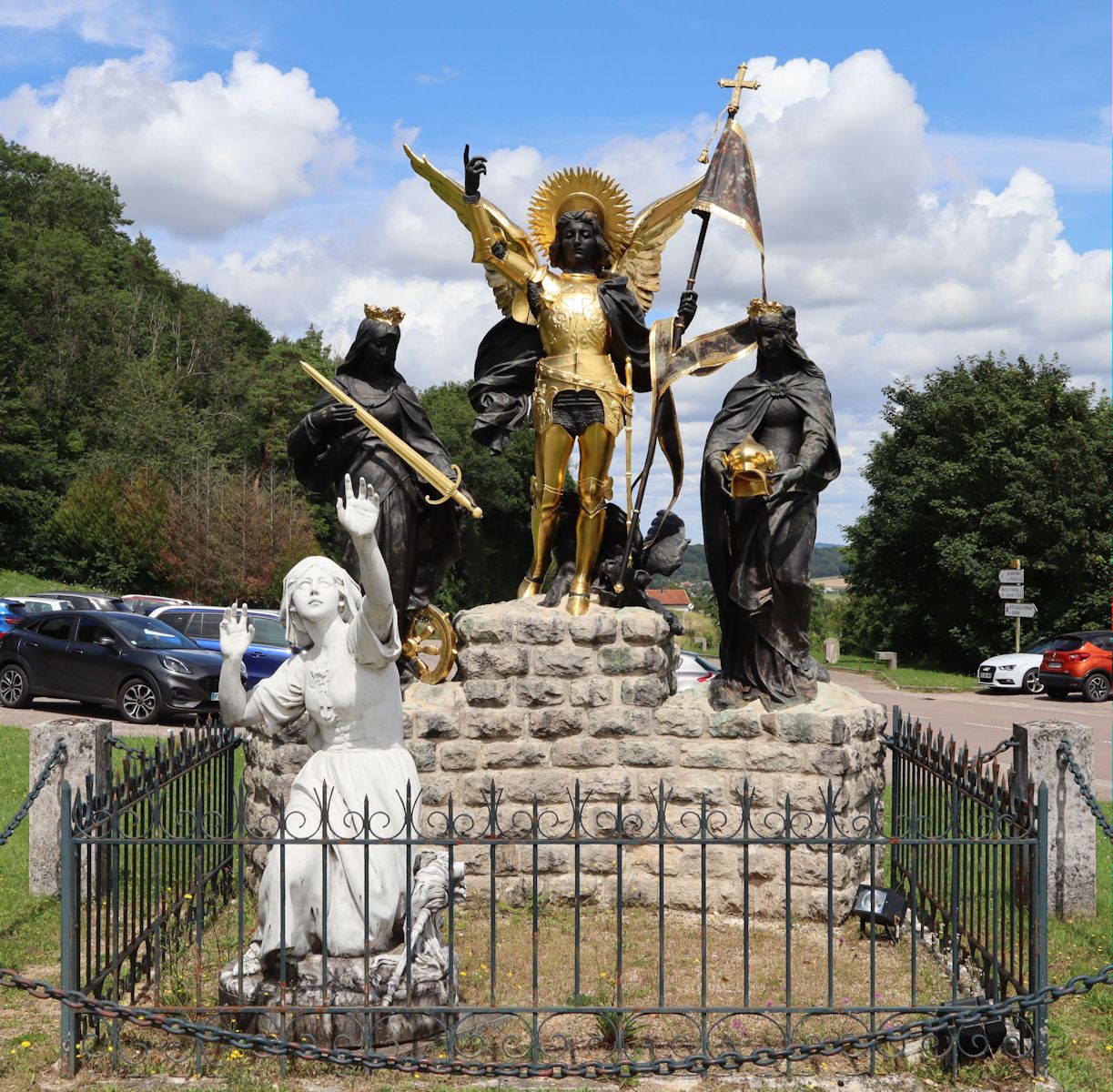 Denkmal vor dem Sanktuarium Bois Chenu