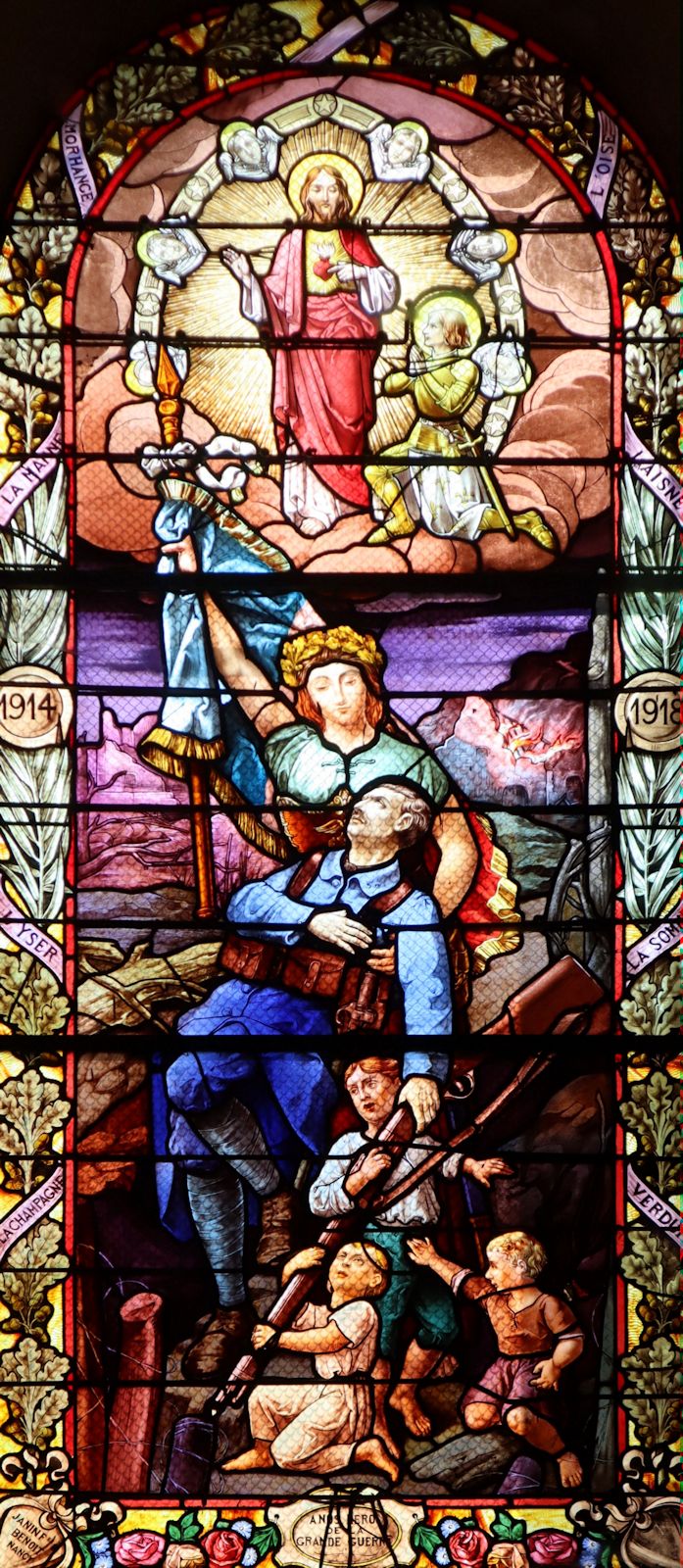 Glasfenster: Johanna als Helferin eines Soldaten im 1. Weltkrieg, in der Pfarrkirche in Vaucouleurs