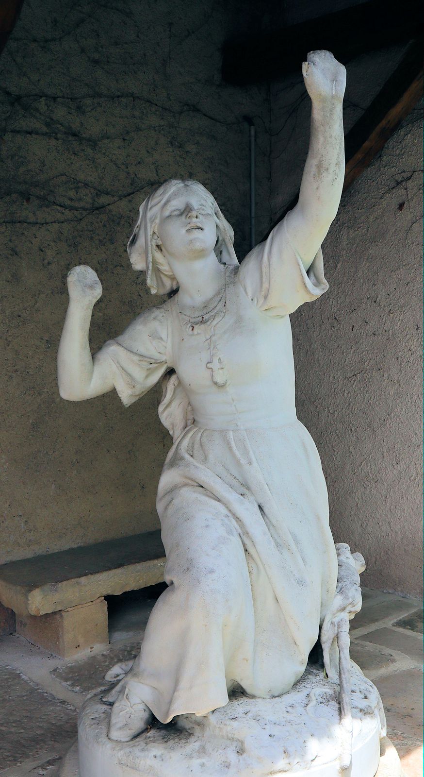 Statue an Johannas Geburtshaus in Domrémy-la-Pucelle