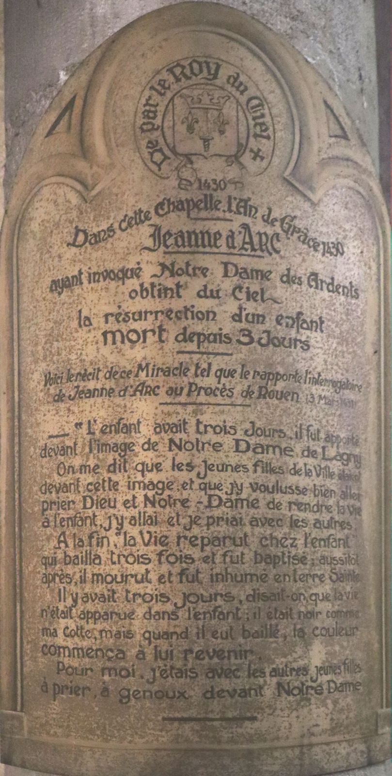 Gedenktafel an die Auferweckung des Kindes in der Kirche Notre-Dame-des-Ardents-et-Saint-Pierre in Lagny-sur-Marne