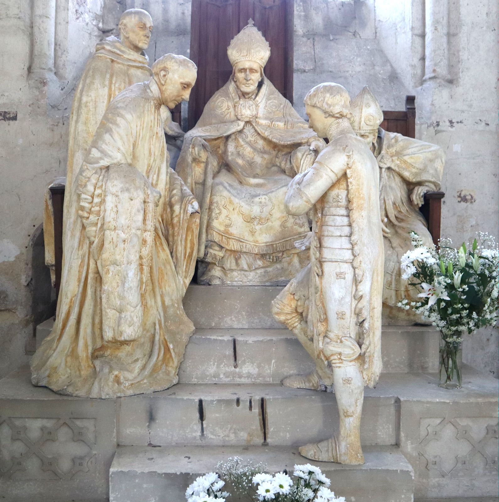 Émile Pinchon: Johanna (vorne) vor Erzbischof Juvenal von Reims, Skulptur, um 1908, in der Kathedrale in Noyon