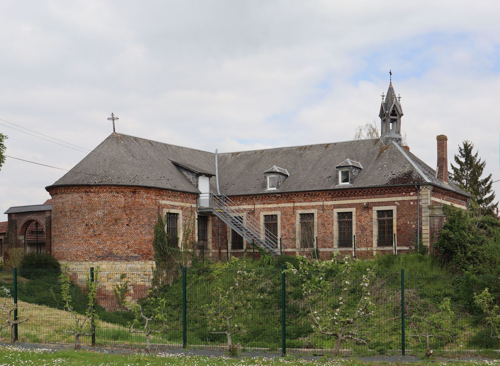 Sanktuarium, errichtet über Johannas Verlies in Beaulieu-les-Fontaines