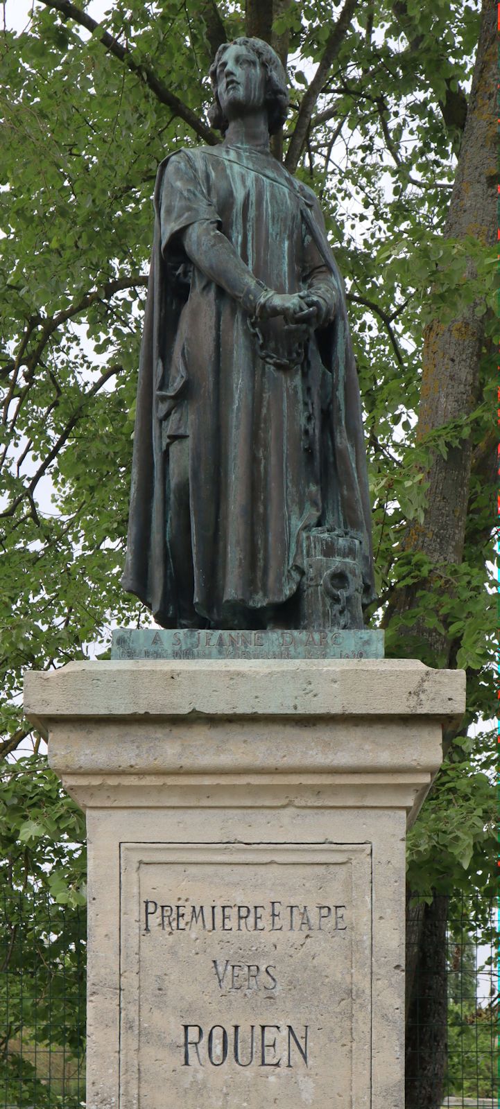 Denkmal nahe Johannas Verlies in Beaulieu-les-Fontaines