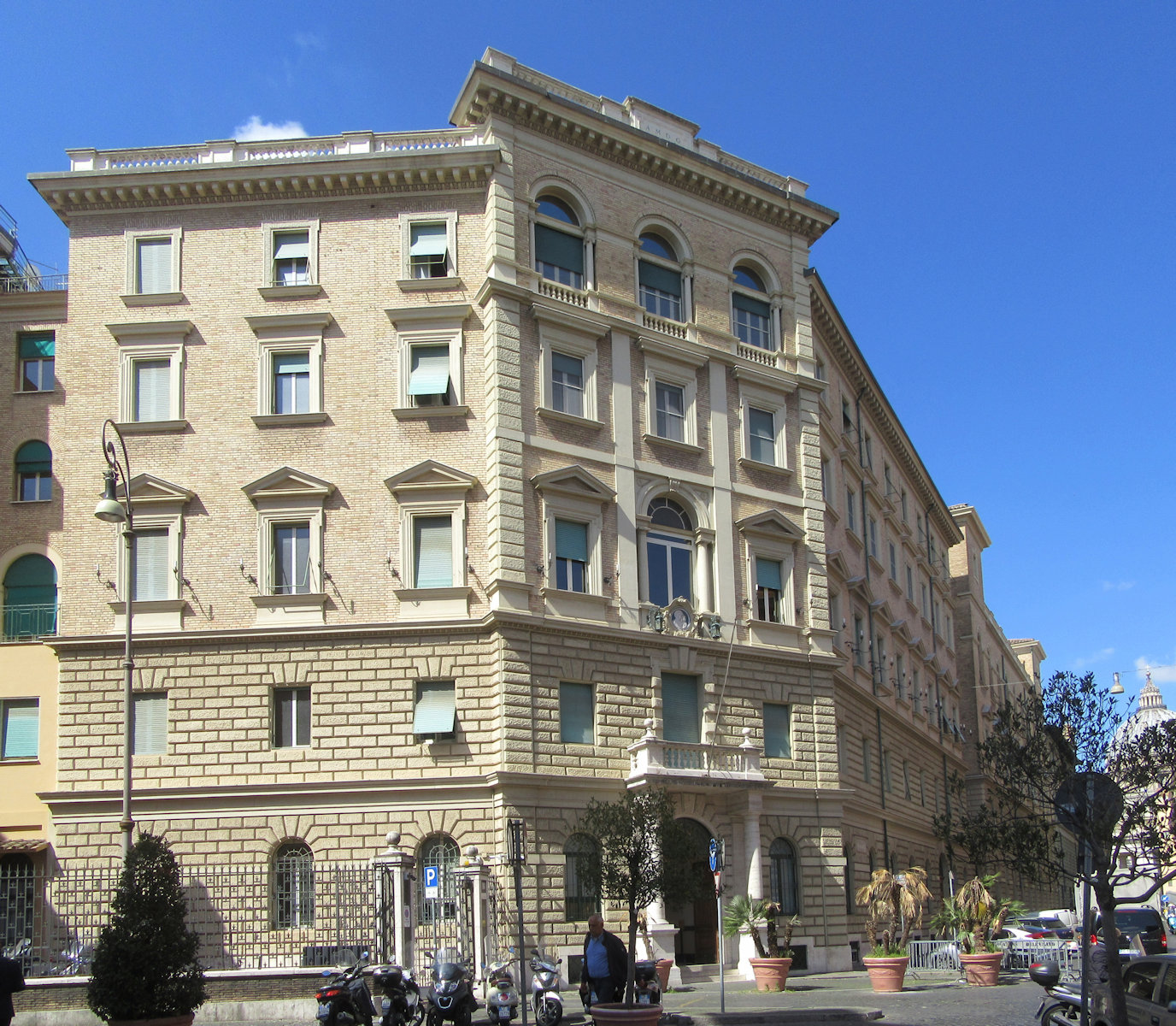 Generalat der Jesuiten in Rom, rechts hinten ist die Kuppel des Petersdom zu erkennen