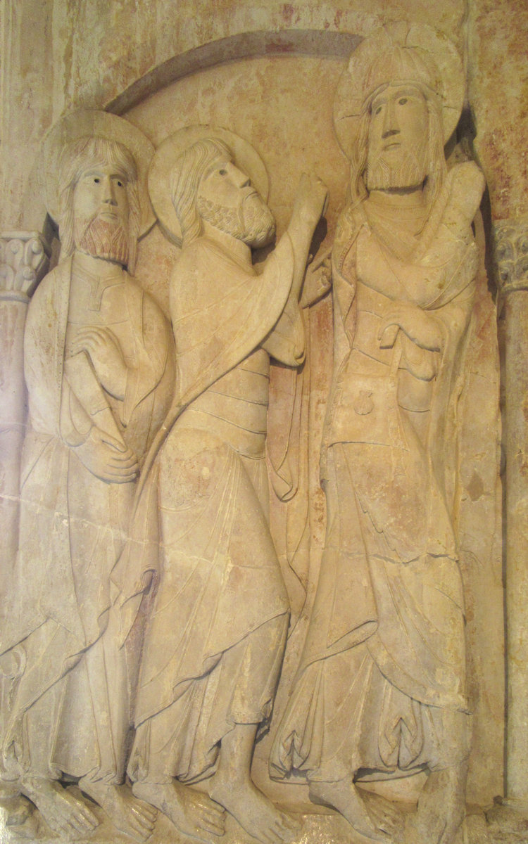 Relief: Christus und die beiden Jünger auf dem Gang nach Emmaus, 11.  Jahrhundert, im Kreuzgang des Klosters Santo Domingo de Silos