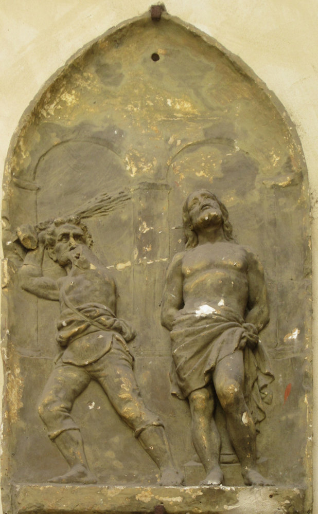 altes Keramikrelief: Jesu' Geißelung, an der Kirche San Silvestro in Capite in Rom