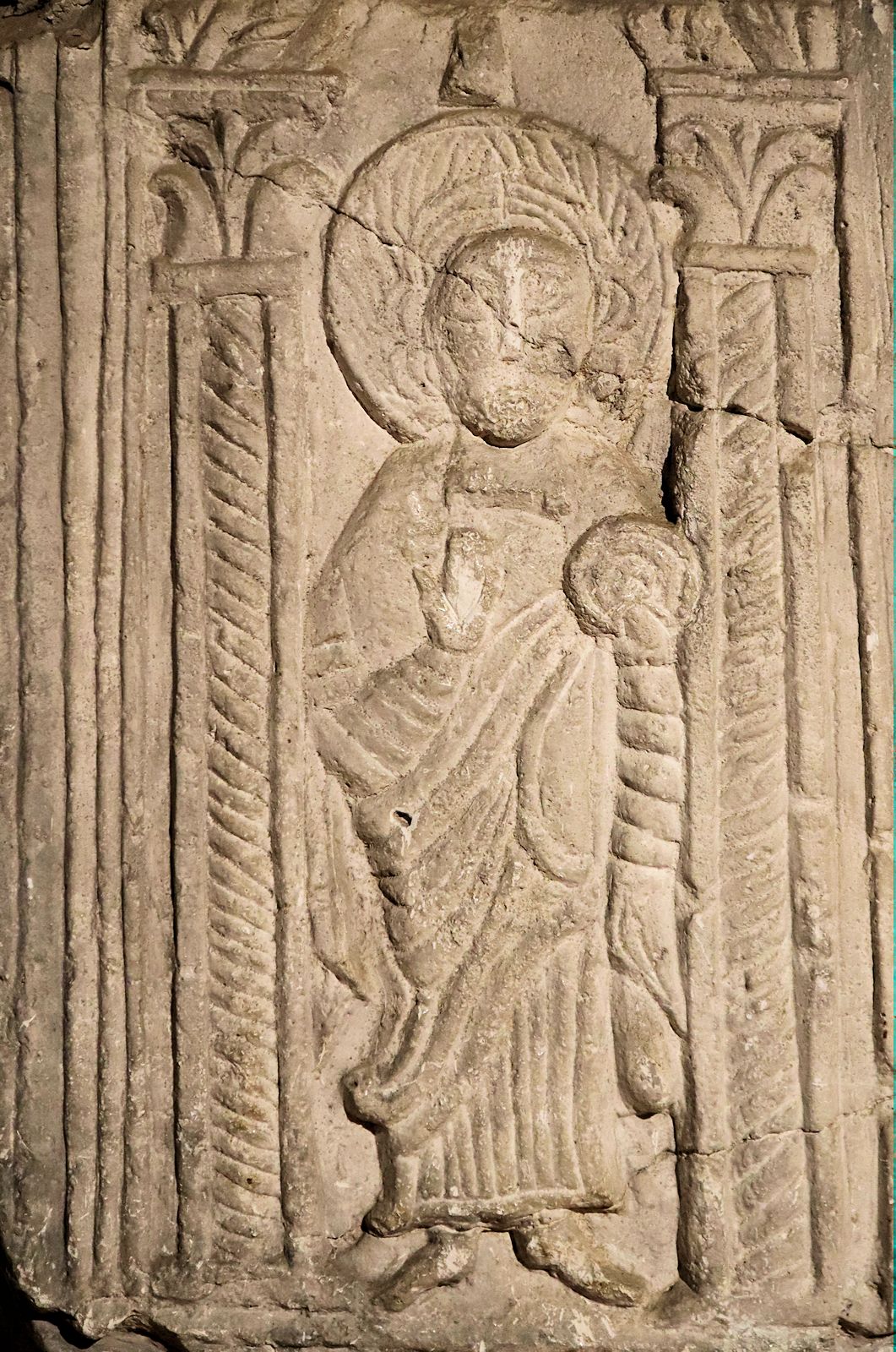 Jesus mit einer Hostie, Relief, Fragment der früheren Chorschranke, in der Kirche St-Pierre-aux-Nonnains in Metz