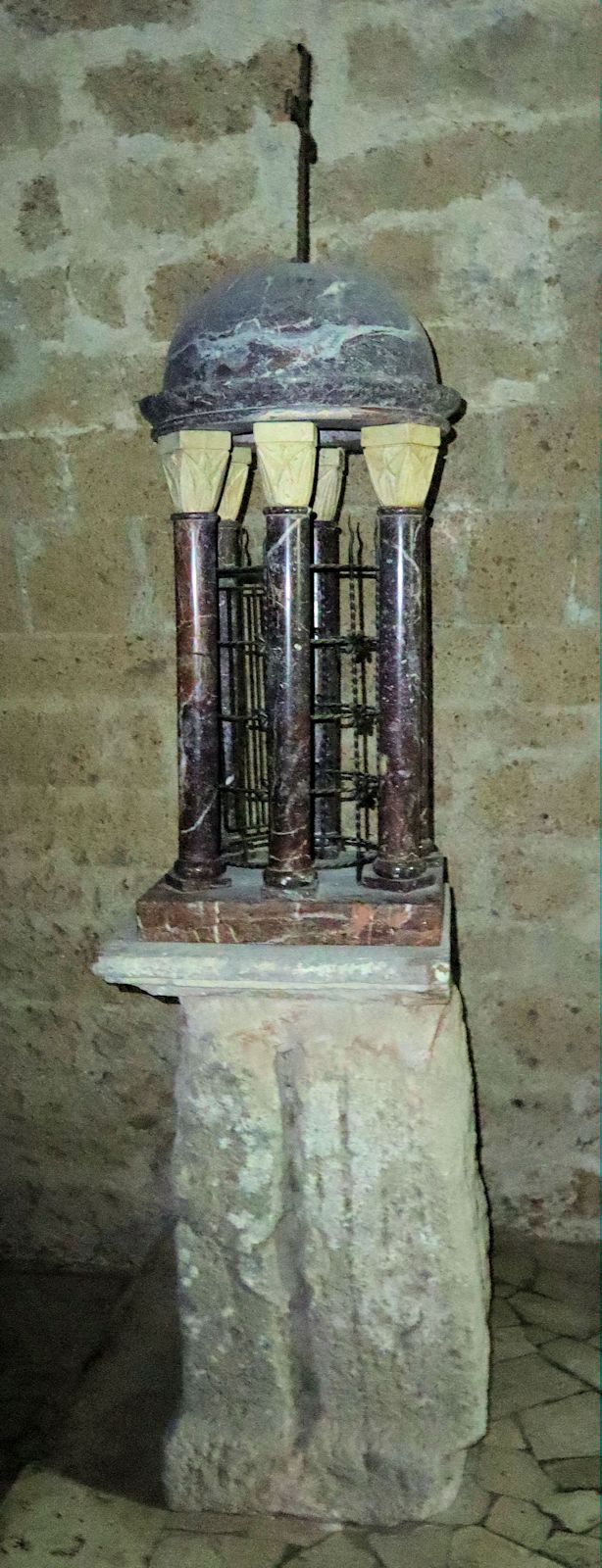 „Geißelsäule Jesu Christi” in der Krypta der Kathedrale in Acquapendente