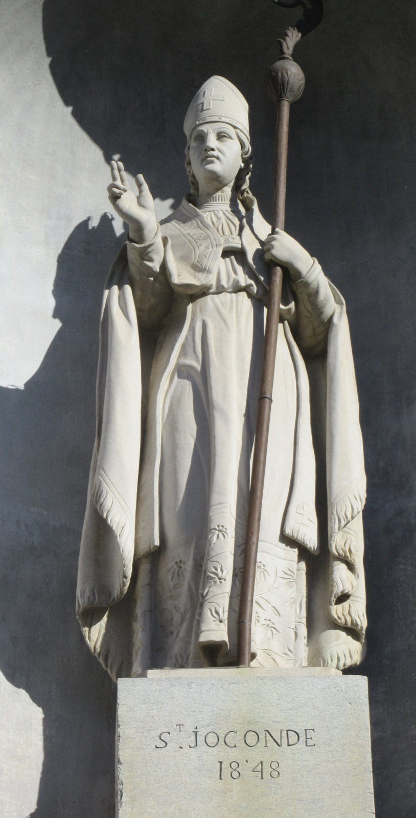 Statue an der Kathedrale in Aosta