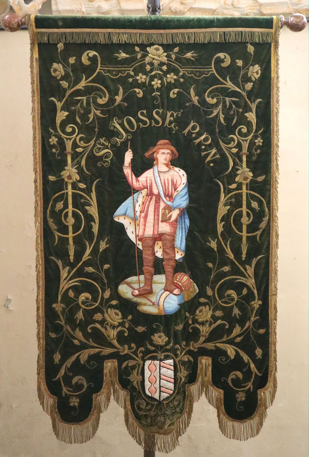 Wallfahrtsbanner in der Pfarrkirche in Saint-Josse