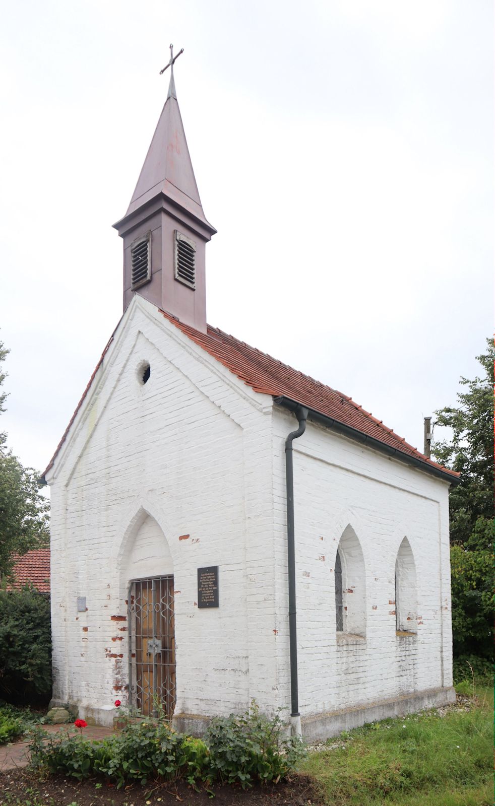 Kapelle mit Gedenktafel für Johann Maier, neben seinem Elternhaus in Berghofen