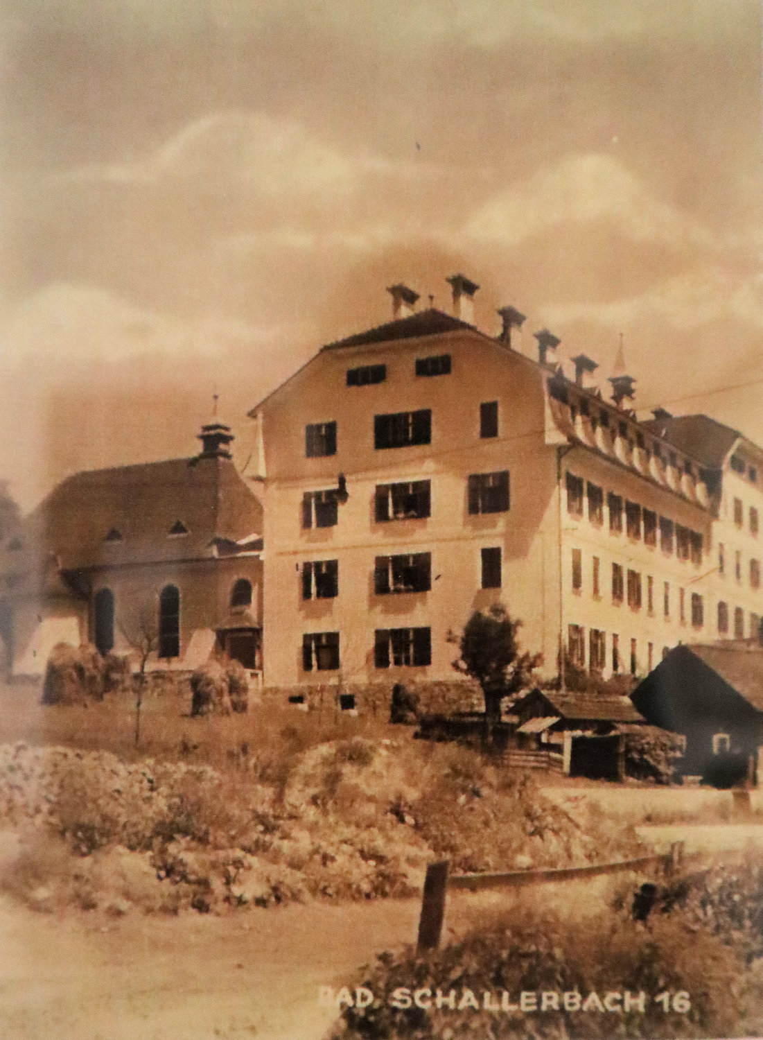 Kaplaneikirche am Pflegeheim neben der heutigen, 1956 bis 1958 erbauten Pfarrkirche in Bad Schallerbach