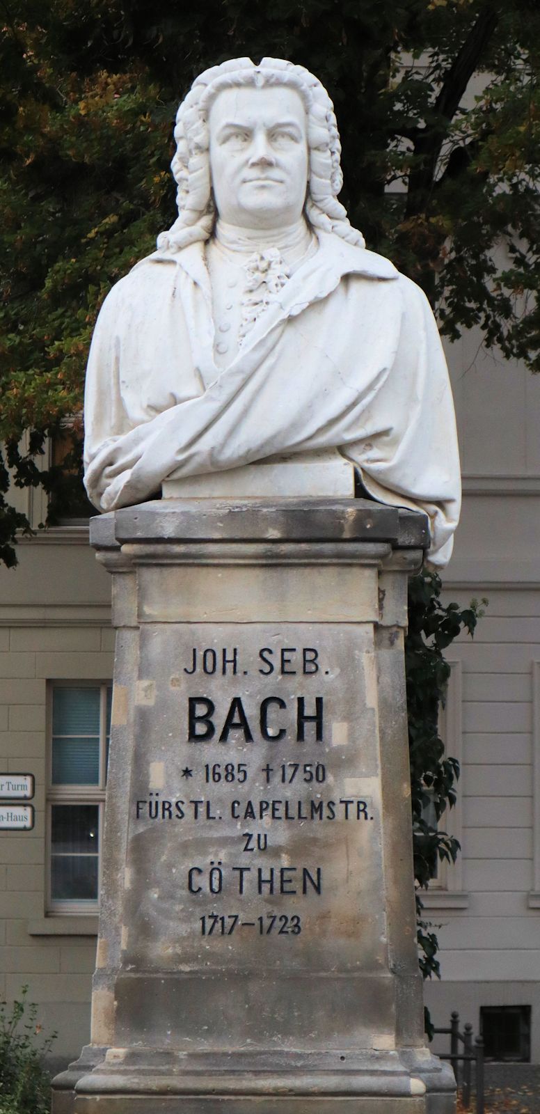 Denkmal vor Bachs Wohnhaus in Köthen