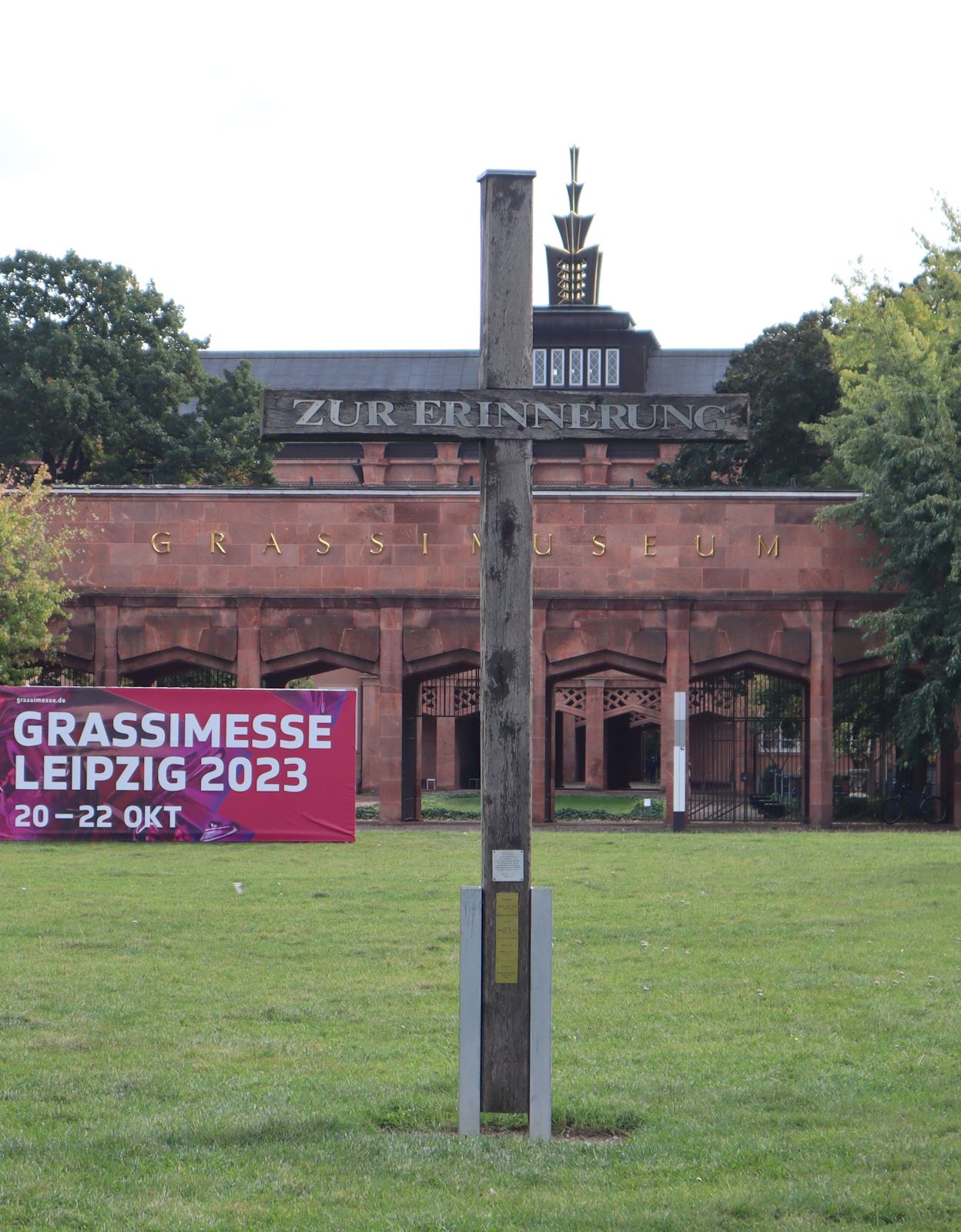 Holzkreuz an der Stelle der ehemaligen Johanniskirche in Leipzig