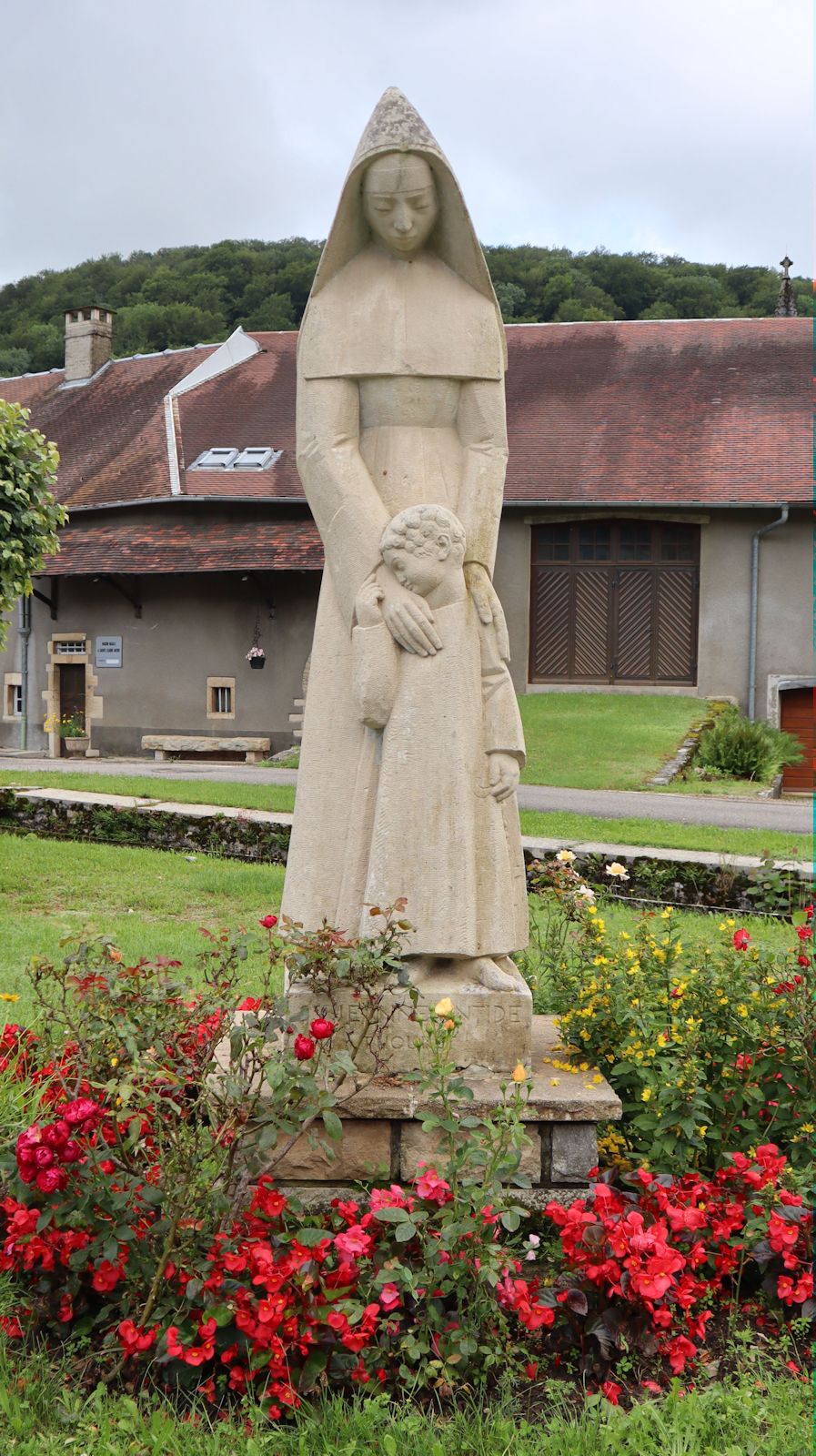 Statue nahe Johanna-Antidas Geburtshaus in Sancey-le-Long