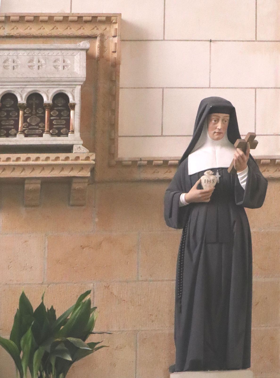 Statue und Reliquiar in der Kirche des Klosters in Moulins