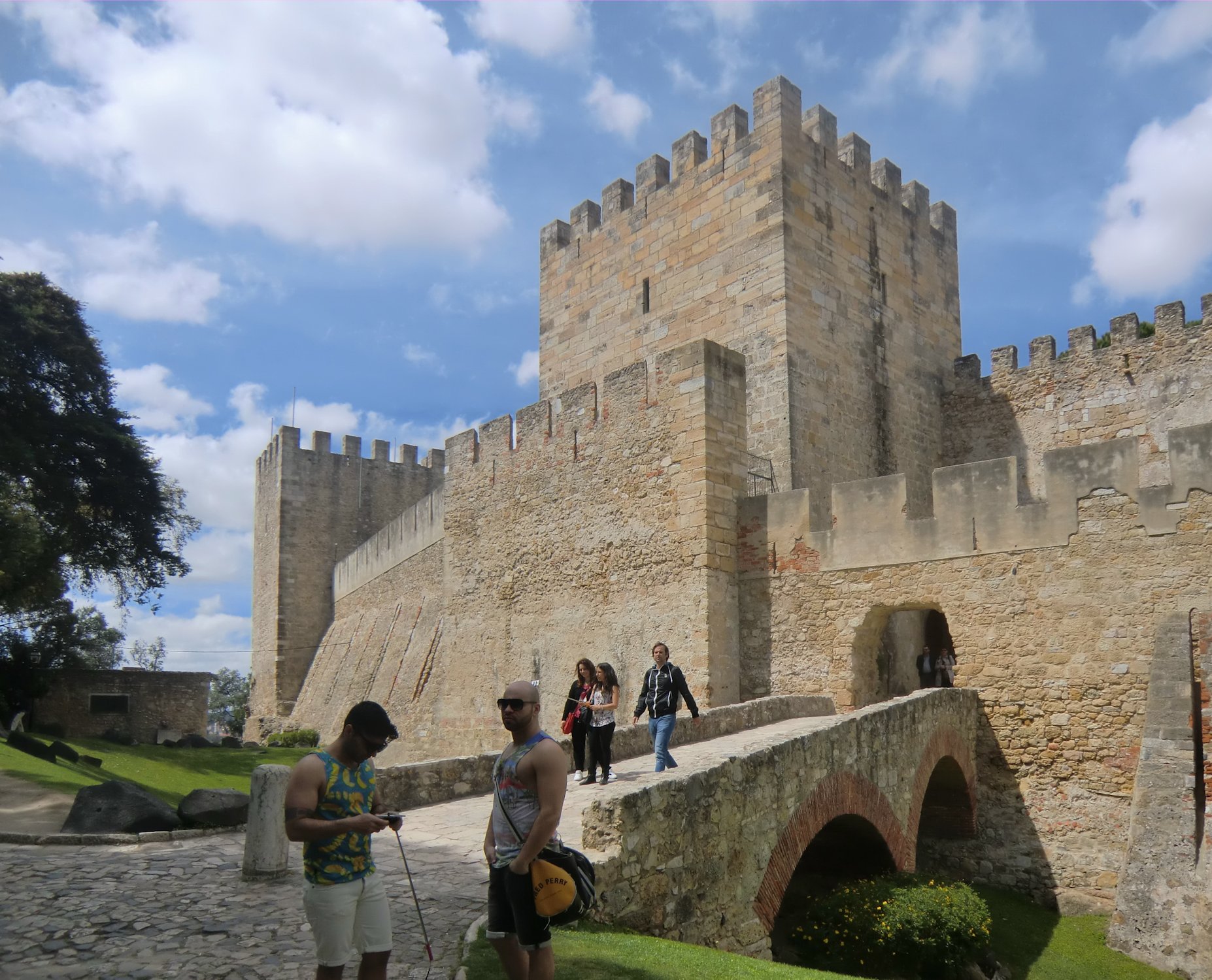 Die Residenz der portugiesischen Könige, das Kastell São Jorge in Lissabon - benannt nach Georg, weil der erste portugiesische König mit einer Engländerin verheiratet war