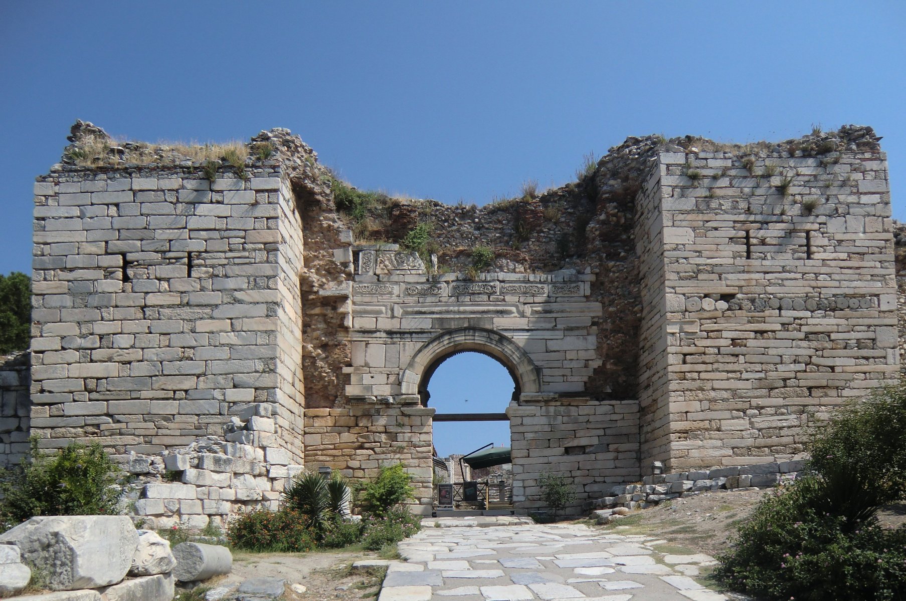 Der Eingang zum Burgberg, dem „Ayasuluk” mit der Johannes-Kirche ist das alte Stadttor, genannt „Tor der Verfolgung”, in Ephesus/Selçuk