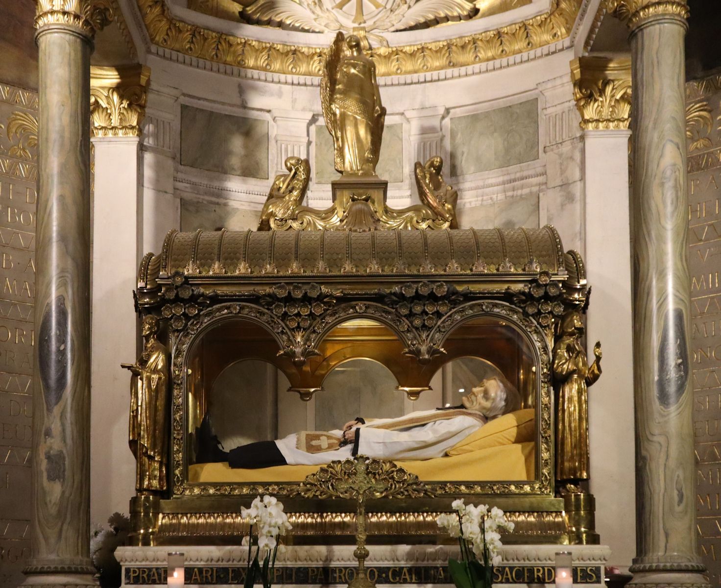 Der unzerstörte Leichnam von Jean-Marie Vianney in der Basilika in Ars