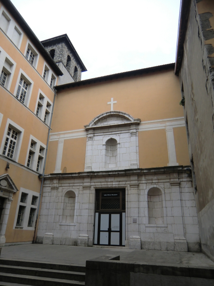 In diesem Gebäude in Grenoble, der früheren Minoritenkirche, damals das „Große Seminar”, heute Musikschule, wurde Johannes-Maria Baptist am 13. August 1815 zum Priester geweiht