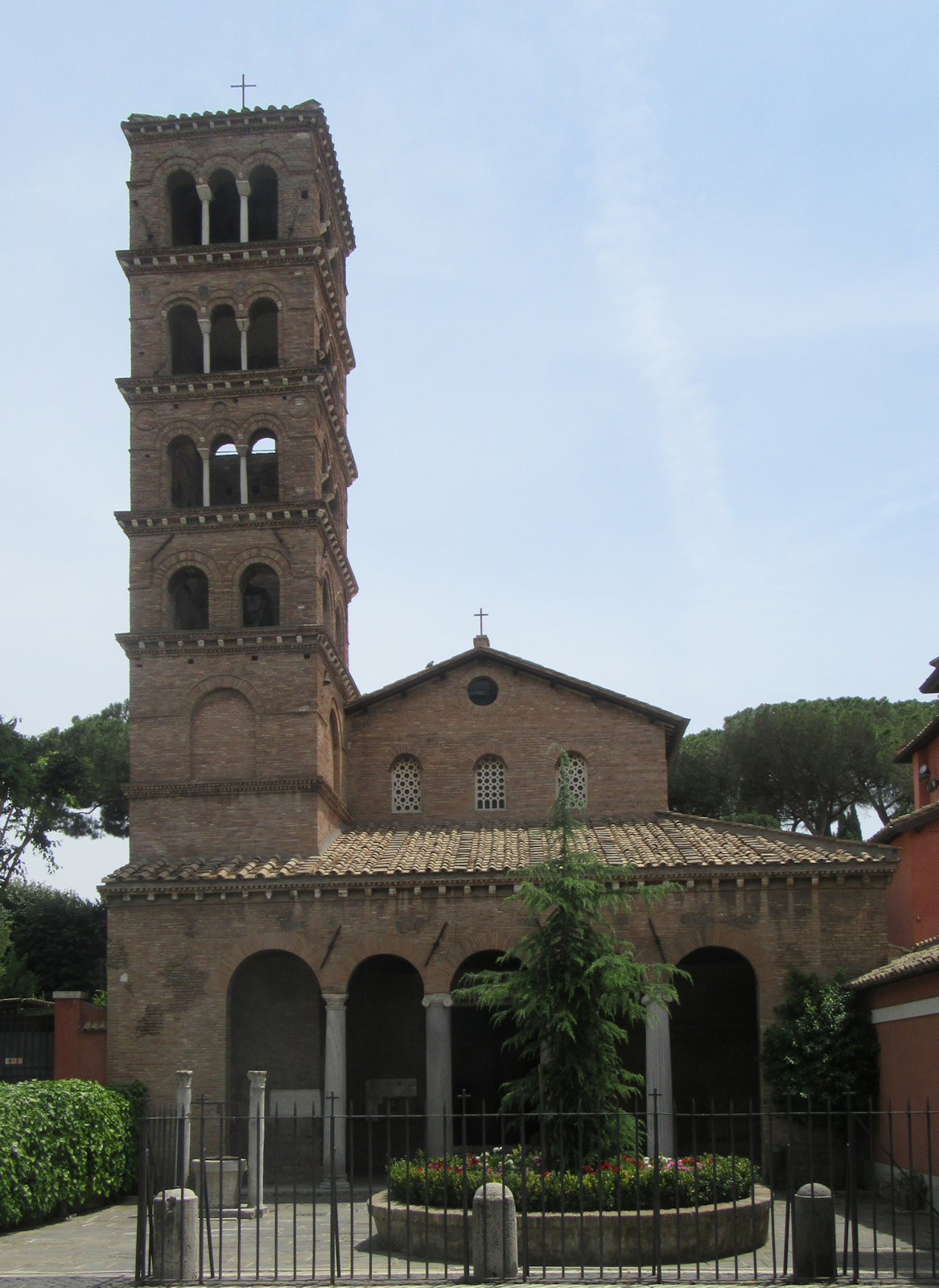 Kirche San Giovanni a Porta Latina in Rom, gebaut im 8. Jahrhundert über einem Oratorium aus dem 5. Jahrhundert