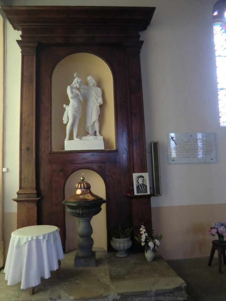 Taufstein in der Kirche in Châtonnay, an dem Johannes Baptist zwei Tage nach seiner Geburt getauft wurde mit Bild von ihm und Gedenktafel