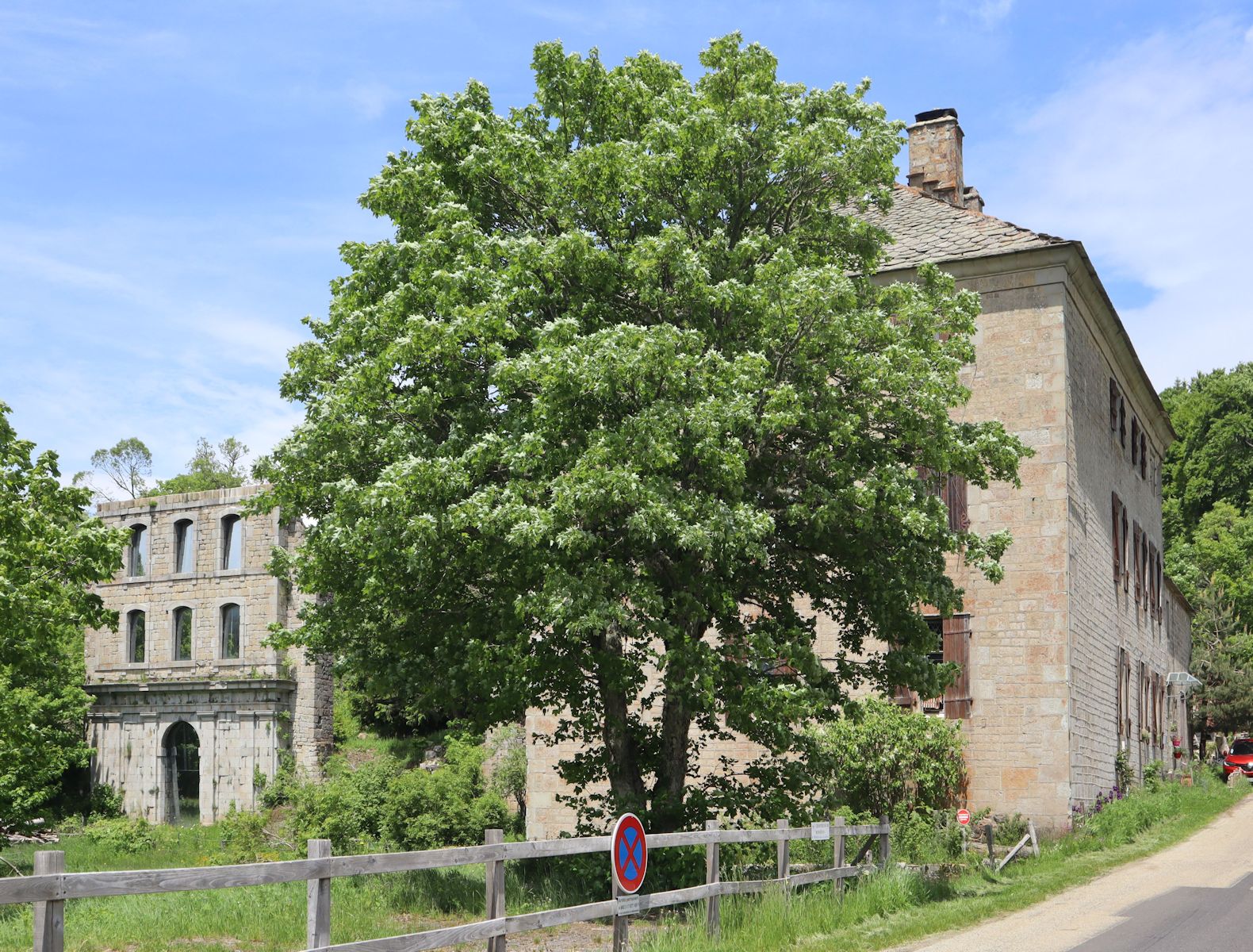 Restte der Kartause Notre-Dame de Bonnefoy: Fassadenmitte der ehemaligen Kirche (links) und das nun privat genutzte Priorat