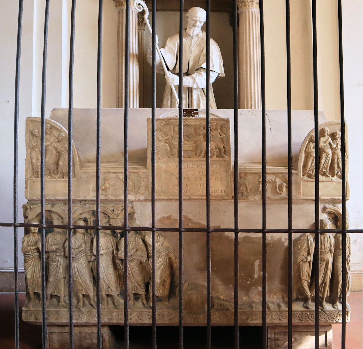 Johannes' Sarkophag in der Kathedrale in Mantua