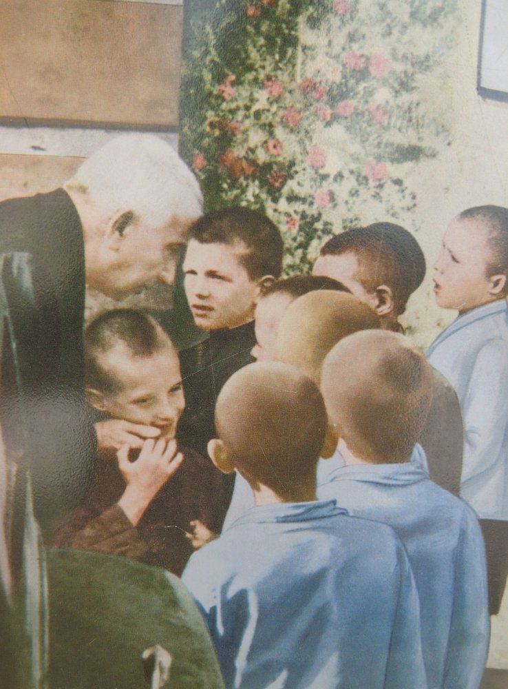 Johannes mit Kinder, Foto in der Kirche der Poveri Servi della Divina Providenza in Verona