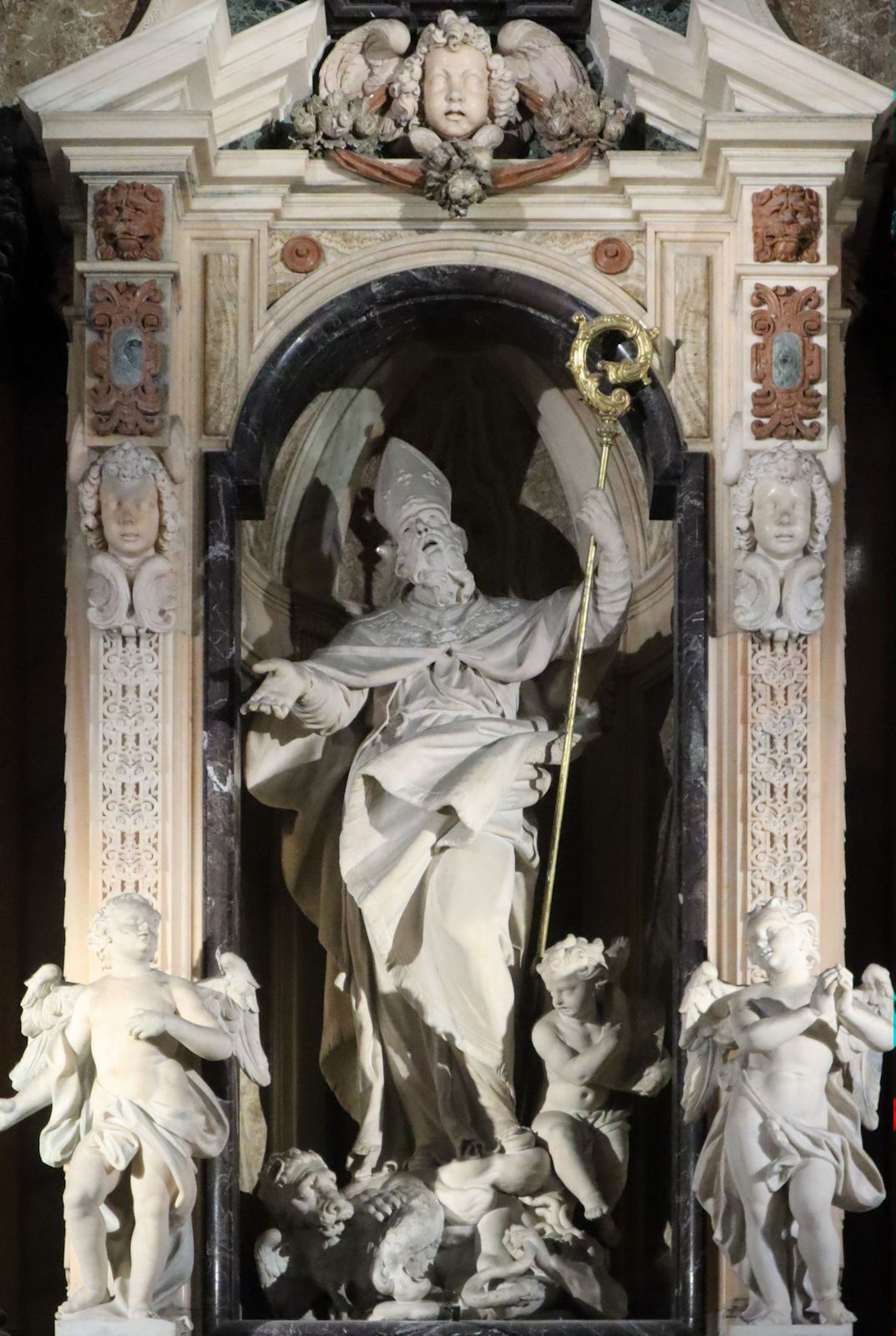 Elia Vincenzo Buzzi: Johannes Camillus, der Luzifer - die Häresie - mit Füßen tritt, Altarrelief, 1763, im Dom in Mailand
