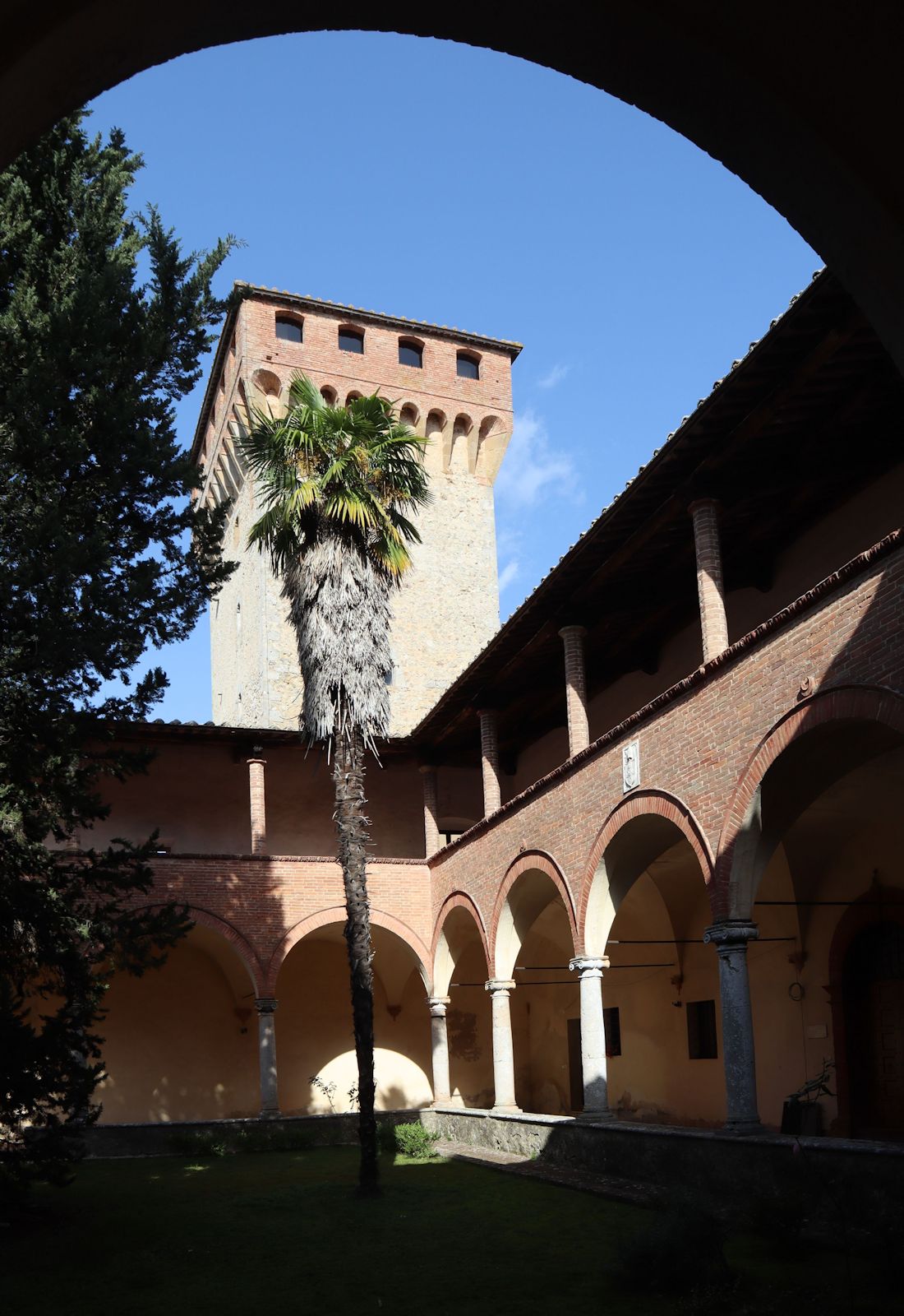 Kreuzgang der Einsiedelei San Salvatore di Lecceto bei Siena mit ihrem wehrhaften Turm, heute bewohnt von Augustinernonnen