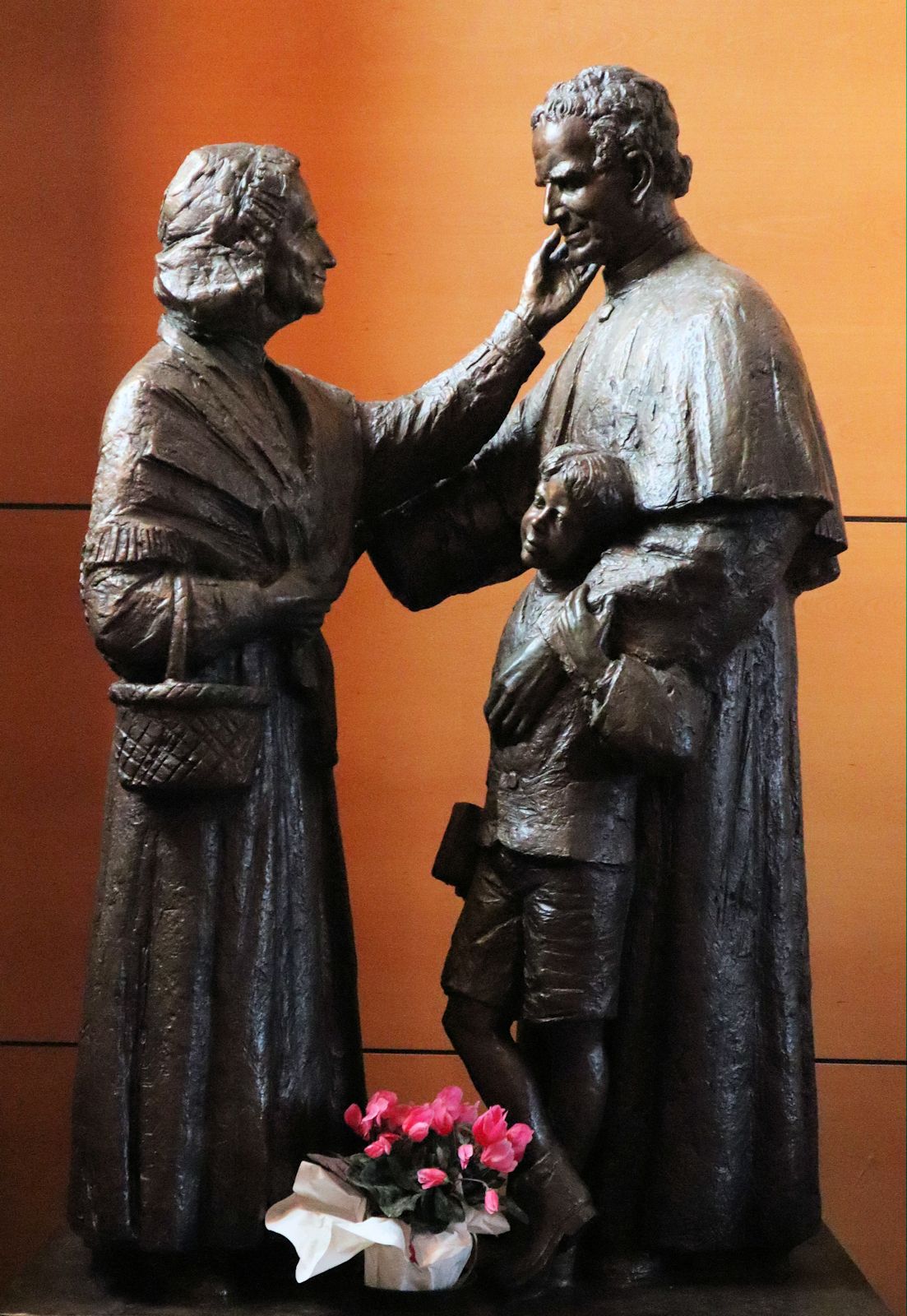 Riccardo Cordero: Statue von Johannes und seiner Mutter Margaretha Occhiena im Sanktuarium Colle Don Bosco