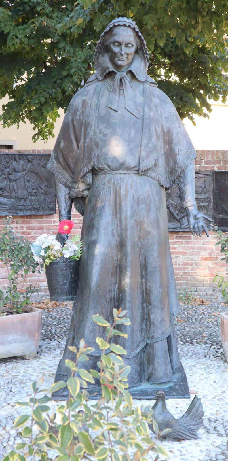 Statue von Mutter Margaretha Occhiena vor Johannes' Geburtshaus in Colle Don Bosco